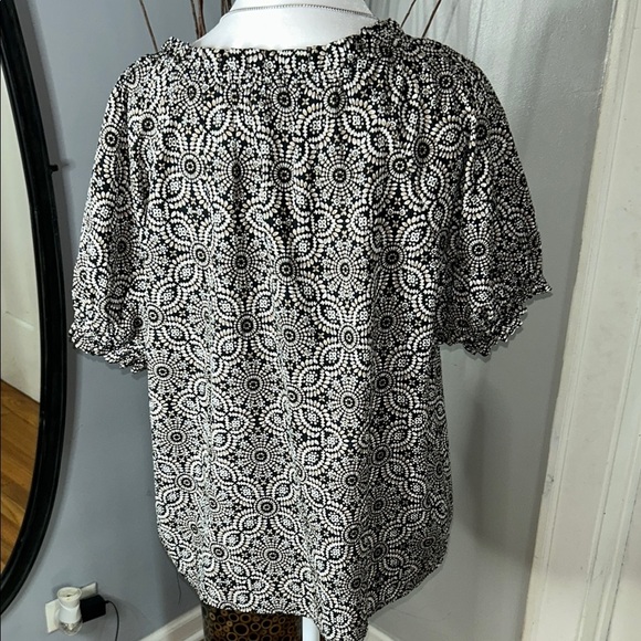 Ann Taylor Black and White Relaxed Flutter Sleeve Top - Picture 5 of 9